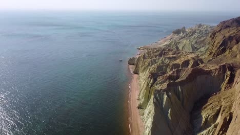 Este-Sitio-Natural-Increíblemente-Hermoso-Se-Llama-&#39;valle-De-Las-Estatuas&#39;-Porque-Aquí-Las-Rocas-Altas-Han-Sido-Esculpidas-En-Formas-Extrañas-Por-Los-Elementos