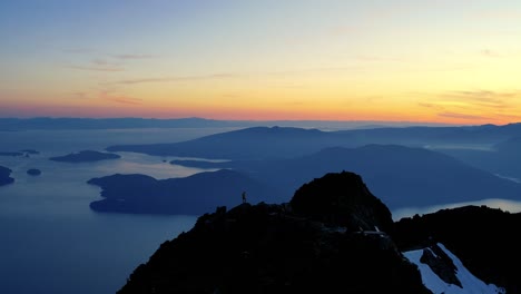 Drohnenaufnahme-Auf-Einem-Berggipfel-In-British-Columbia-Mit-Blick-Auf-Den-Pazifischen-Ozean