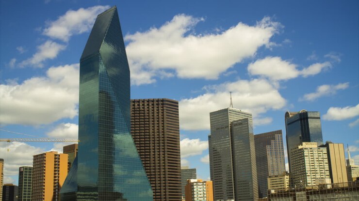 Este é um time-lapse do Edifício Fountain em Dallas, TX