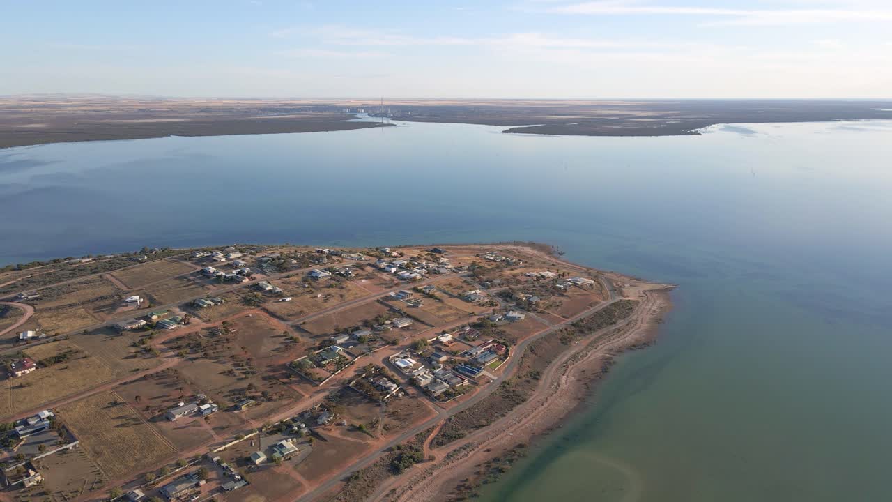 vuelo aéreo hacia la pequeña ciudad de la isla weerona frente al río, destino australiano