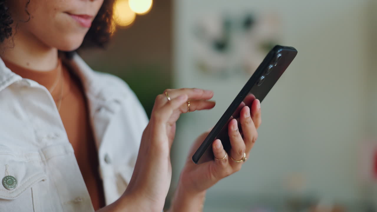 mujer usando un teléfono móvil