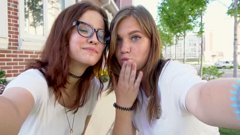 dos mujeres jóvenes tomando una selfie