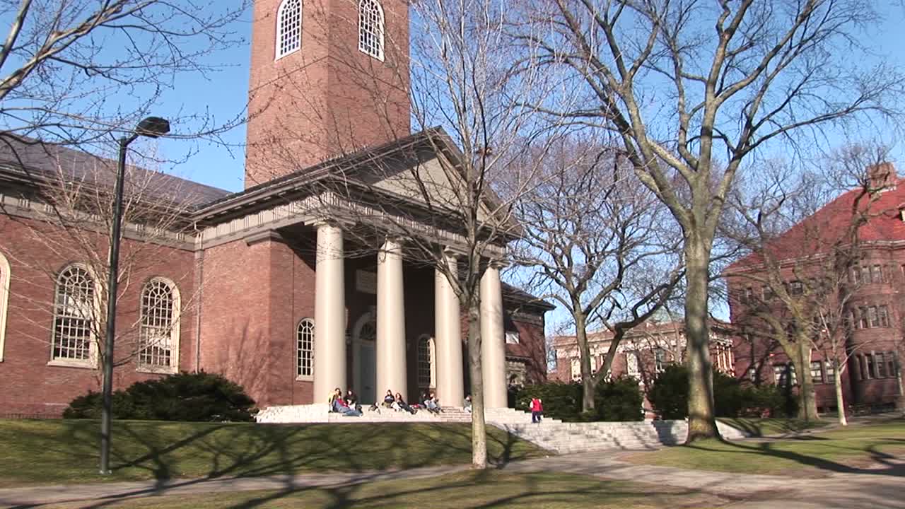 카메라는 하버드 대학교 캠퍼스에 있는 이 그림 같은 교회를 패닝합니다.