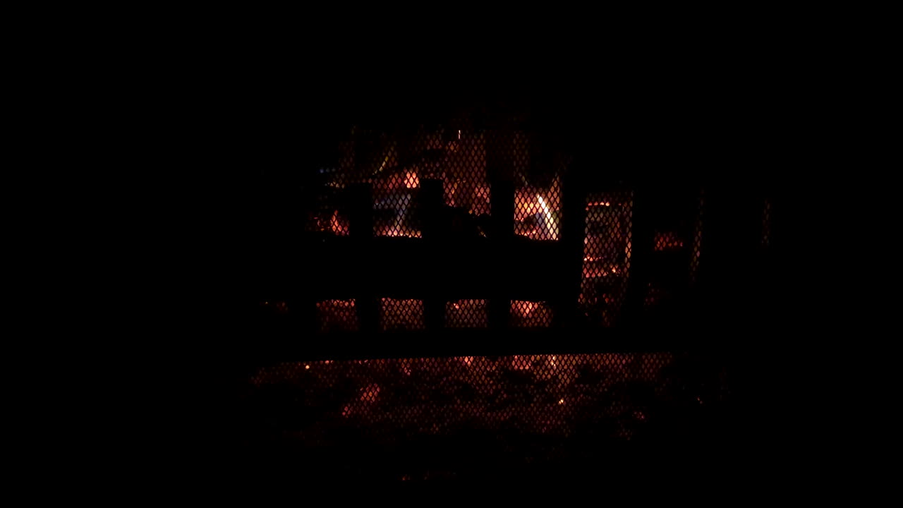 프랑스 코냑에서 추운 날 작은 벽난로가 뜨거운 불씨로 줄어들면서 꺼집니다.