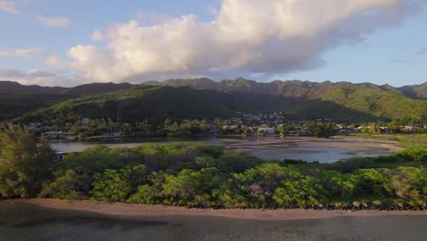 imágenes de drones del impresionante paisaje a lo largo de la costa de la bahía de mamala en la isla de oahu hawai con exuberantes montañas verdes y playa de arena