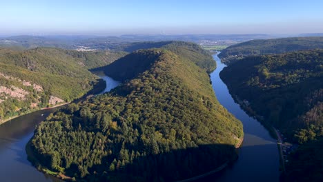 Kippaufnahme-Einer-Idyllischen-Saarschleife-Mit-Dichter-Waldbewirtschaftung-Bei-Sonnenuntergang-Und-Blauem-Himmel-–-Berühmte-Attraktion-Mit-Blick-Auf-Den-Canopy-Pathway-In-Deutschland