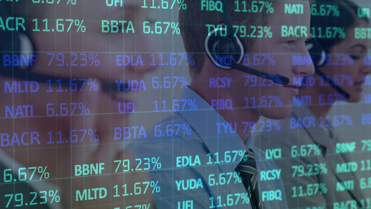 사무실에서 일하는 다양한 여성과 남성 컨설턴트에 대한 금융 데이터의 애니메이션