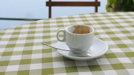 descripción general de una taza de expreso vacía en una mesa de restaurante mientras se toma un descanso para el café durante un viaje de otoño durante el día