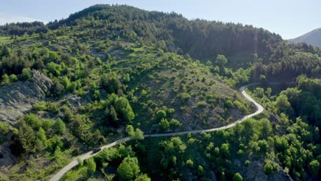 Luftaufnahme,-Die-Ein-Auto-Auf-Der-Straße-In-Den-Grünen-Bergen-Von-Rhodopen-An-Einem-Sonnigen-Tag-In-Bulgarien-Zeigt