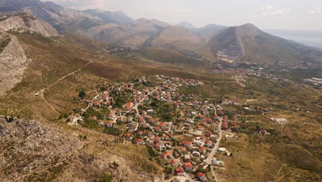 Schöne-Aussicht-Auf-Das-Dorf