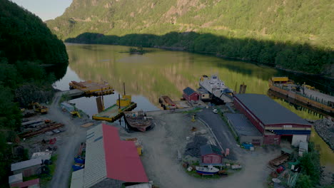 Alter-Industrieller-Fährhafen-Im-Fjord,-Norwegen;-Drohnen-Riser