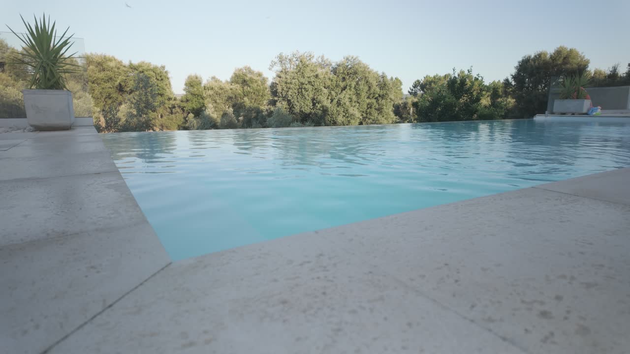 Luksus infinity-pool med betagende udsigt
