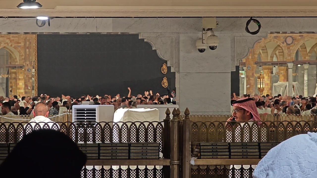 Pellegrini in preghiera nella Grande Moschea alla Mecca