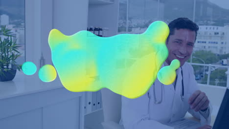 animación de una mancha brillante sobre un médico masculino usando una computadora