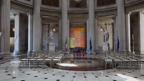 Área-De-Reuniones-Del-Ayuntamiento-De-Dublín-Con-Sillas-Y-Columnas-De-Piedra