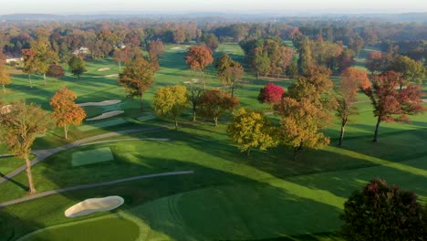 Panorámica-Aérea-Cinematográfica-Del-Campo-De-Golf-Del-Club-De-Campo-En-Lancaster-Pa-En-Hojas-Coloridas-De-Otoño,-Fairways,-Río