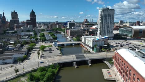 milwaukee river und skyline