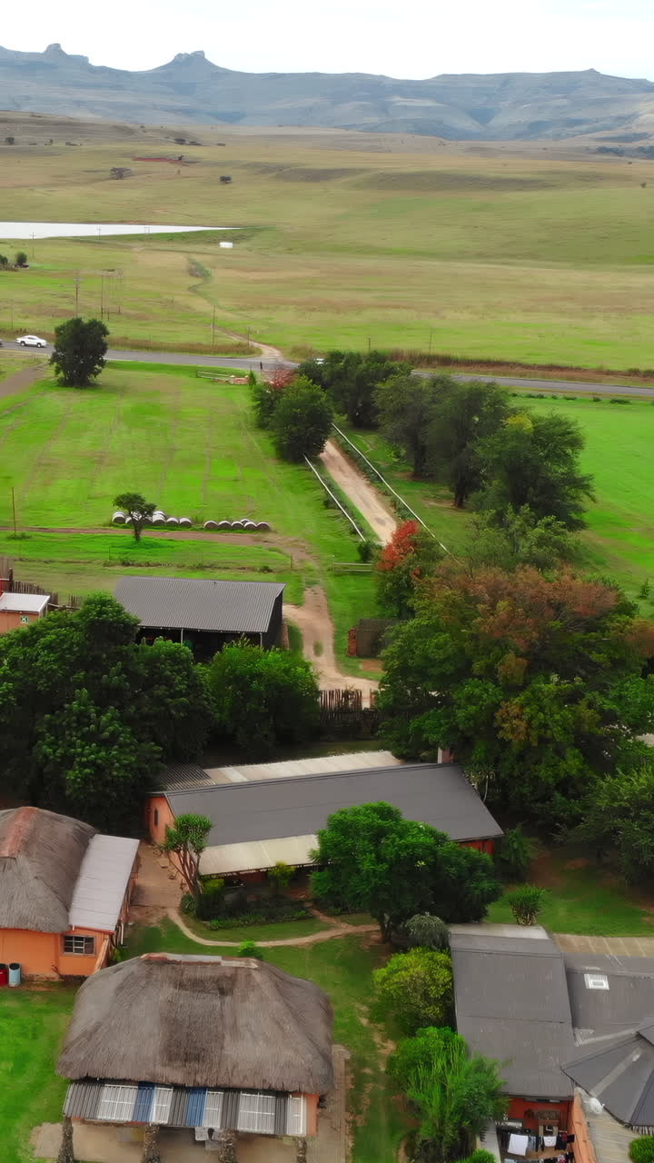 Vista aérea de una propiedad rural en un paisaje de montaña verde