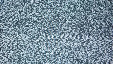 vieja pantalla de televisión retro con ondas, corriente ondulada señal dañada. primer plano de televisión anticuada rota con ruido, mala recepción de señal, concepto de cinematografía