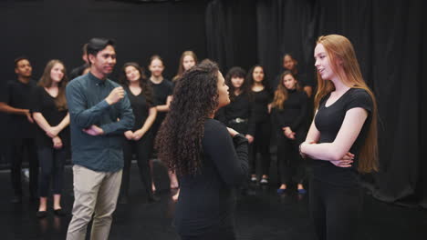 professor com estudantes de teatro na escola de artes cênicas na aula de improvisação de estúdio