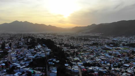 Ascendiendo-Sobre-San-Cristobal-Atardecer