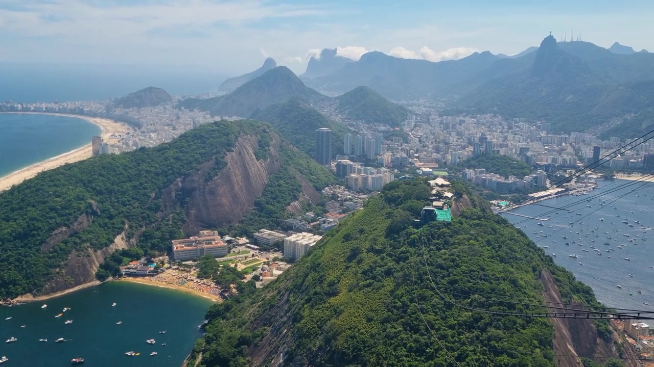 Vista panoramica dal Pan di Zucchero su Spiaggia di Copacabana, Praia Vermelha e Spiaggia di Botafogo, con rigogliose colline verdi e l'Oceano Atlantico azzurro a Rio de Janeiro, Brasile