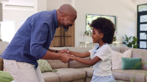 Feliz,-Sala-De-Estar-Y-Padre-Bailando-Con-Niña