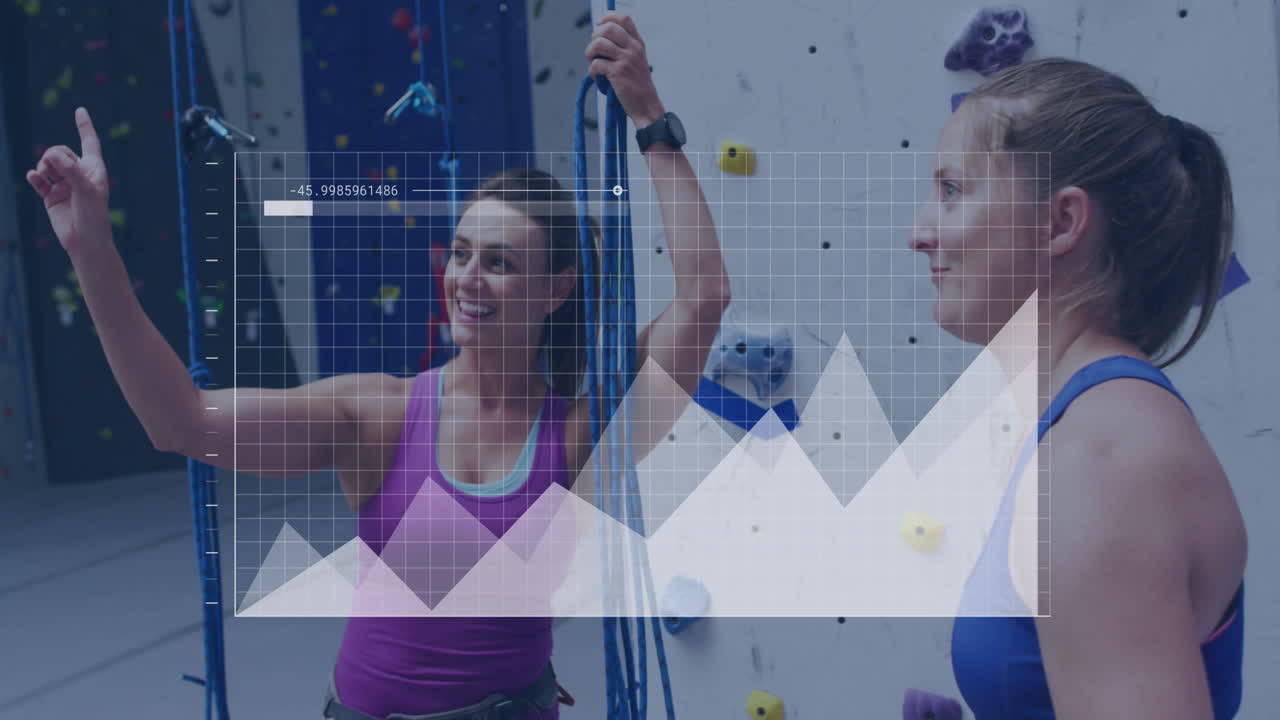 animación de procesamiento de datos sobre mujeres caucásicas escalando la pared