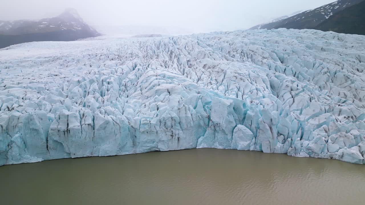 fotografía aérea deslizante por encima de un gran glaciar en islandia