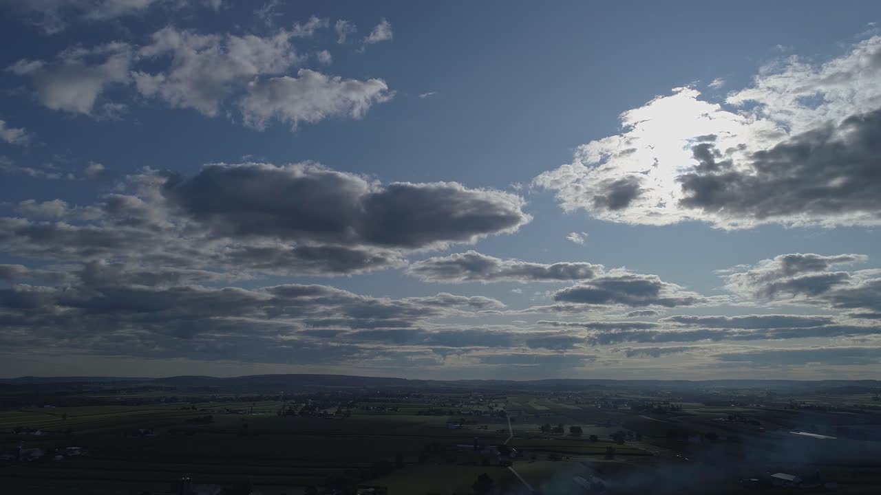 nubes esponjosas blancas y oscuras con un cielo azul