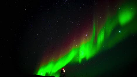 Nordlichter-Tanzen-Zwischen-Sternen-über-Einem-Fernen-Turm