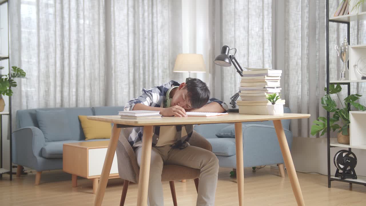 집에서 공부하는 잠자는 학생