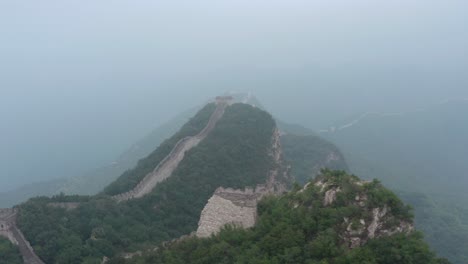 Ländlicher-Teil-Der-Großen-Mauer,-Die-Sich-An-Einem-Nebligen-Tag-Durch-Die-Berge-Erstreckt