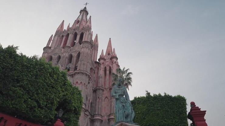 Parroquia de San Miguel Arcángel e Statua a San Miguel de Allende