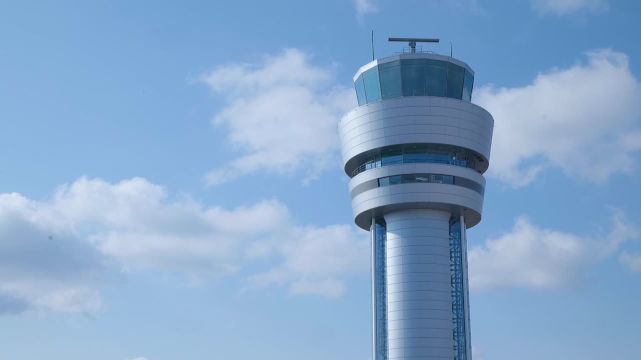 torre de control del tráfico aéreo contra el cielo azul en el aeropuerto