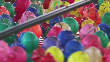 primer plano de un juego de pesca de patos de goma en un montón de colores diferentes en un parque de atracciones