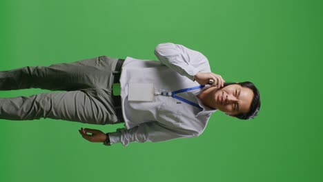 hombre de negocios hablando por teléfono en una pantalla verde