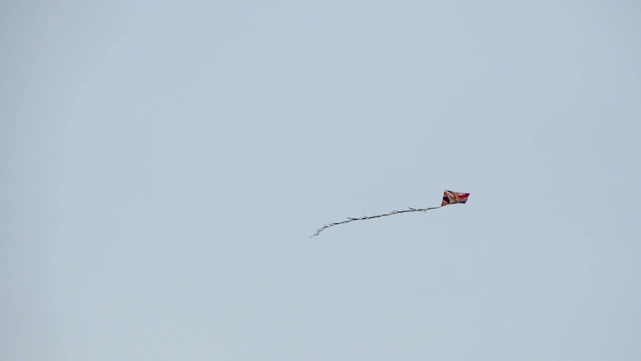 cometa colorida en el cielo en un día nublado