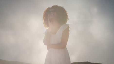 animación de una feliz mujer afroamericana en la playa sobre puntos de luz