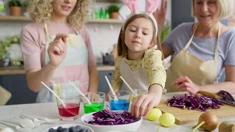 Video-of-girl-showing-natural-egg-dyes-with-her-family