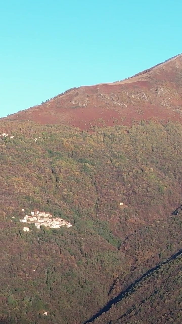 Esplora la bellezza mozzafiato delle Alpi italiane dall'alto