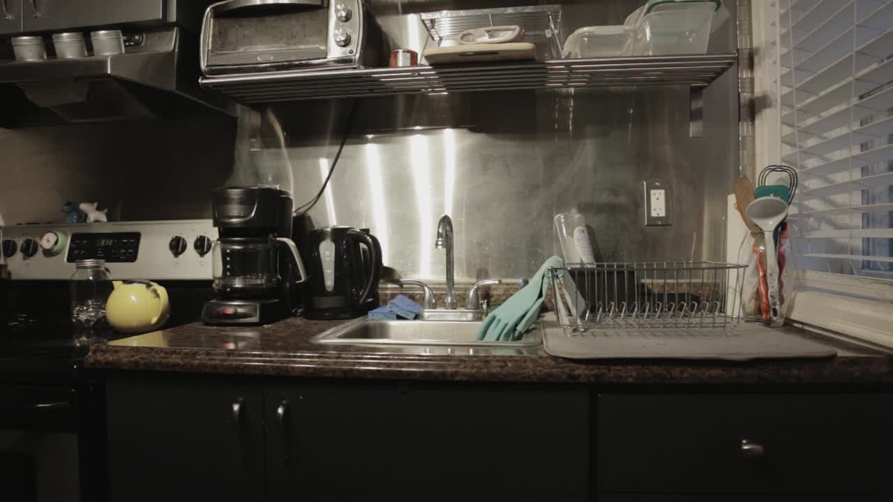 모든 조리 기구와 장비가 단일 벽을 따라 배치된 단일 벽 주방 유형 - 미디엄 샷