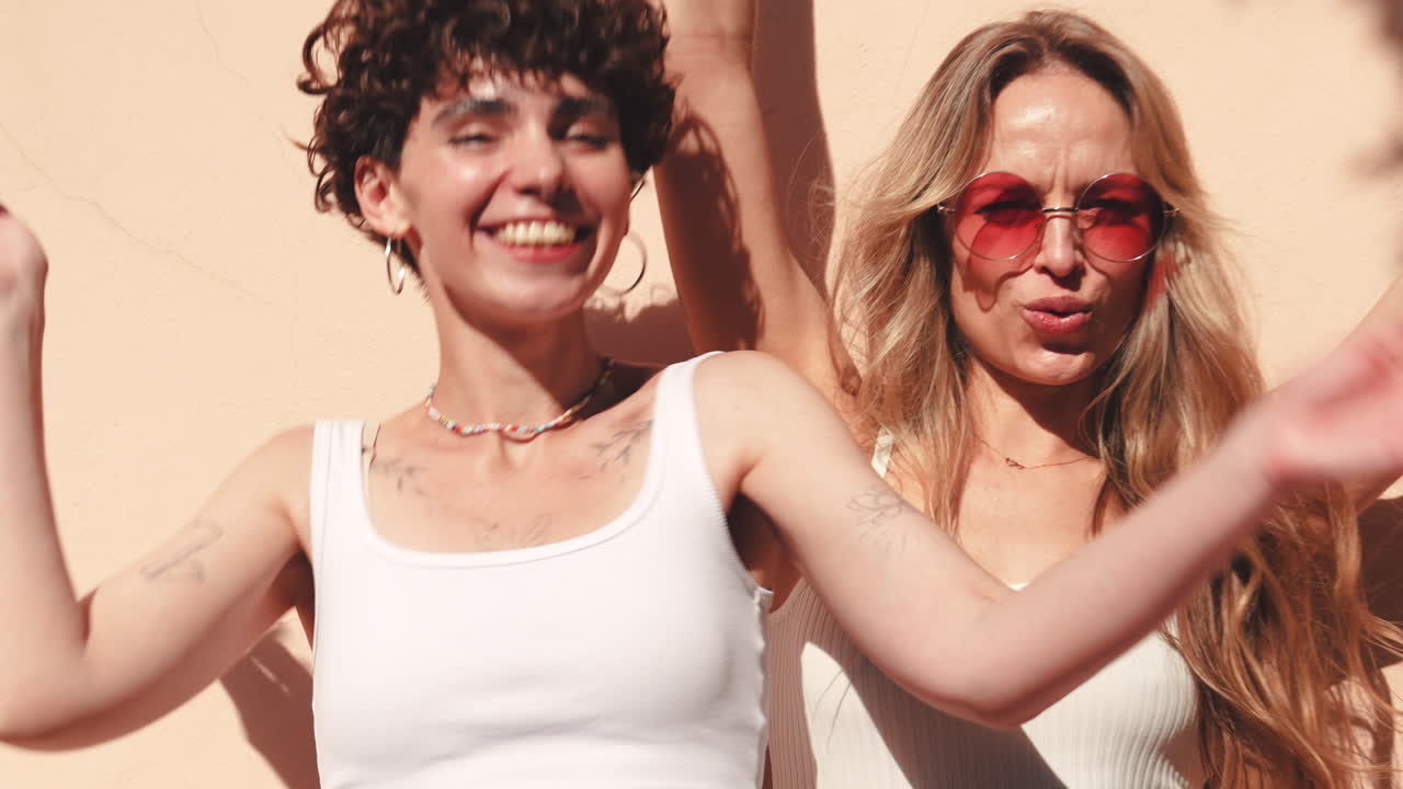 두 명의 행복한 여성들이 빛을 즐기고 있습니다.