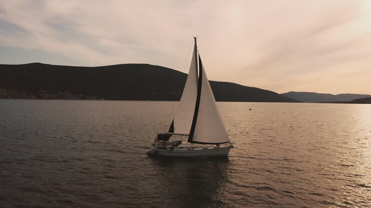 Barca a vela al tramonto