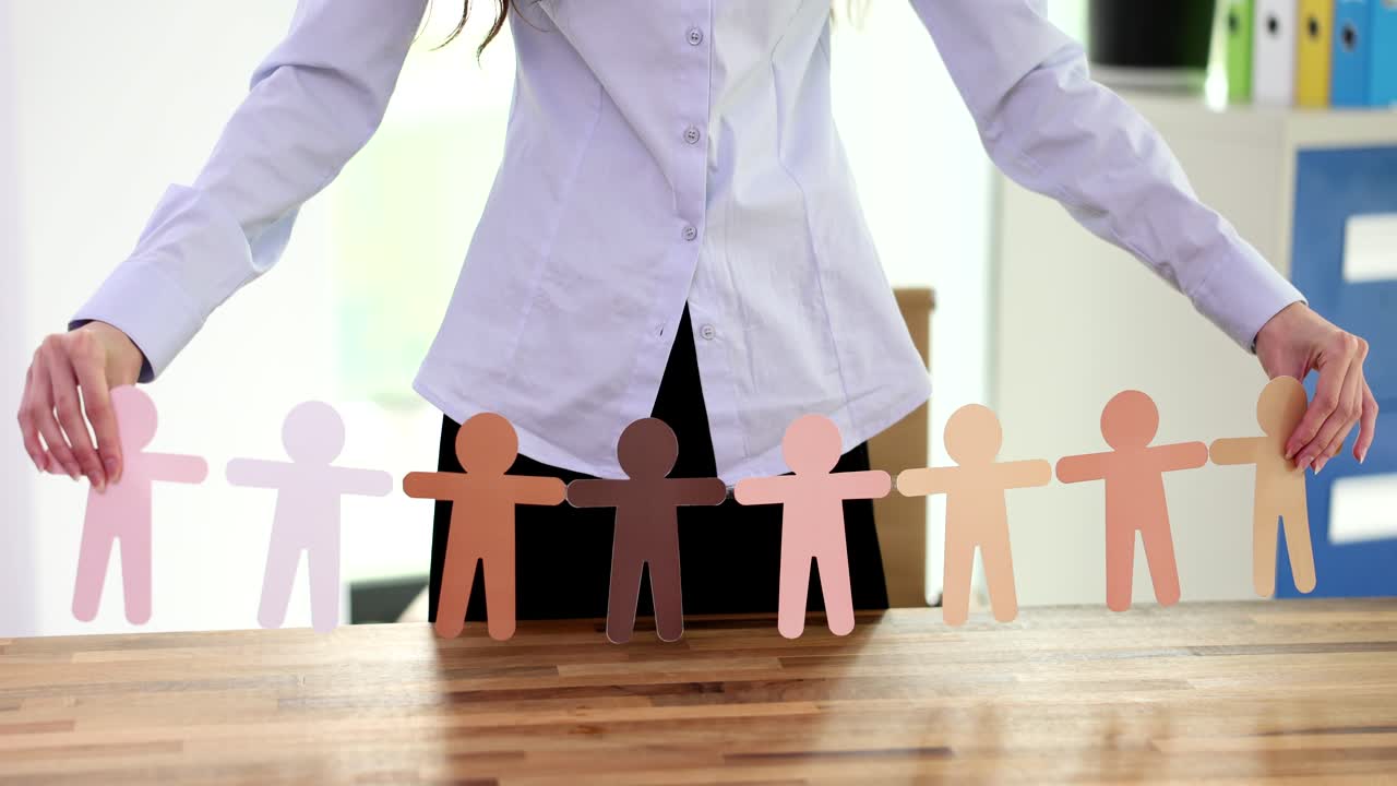 Società multiculturale e multiculturalismo con gruppi etnici e unità globale o diversità mondiale.