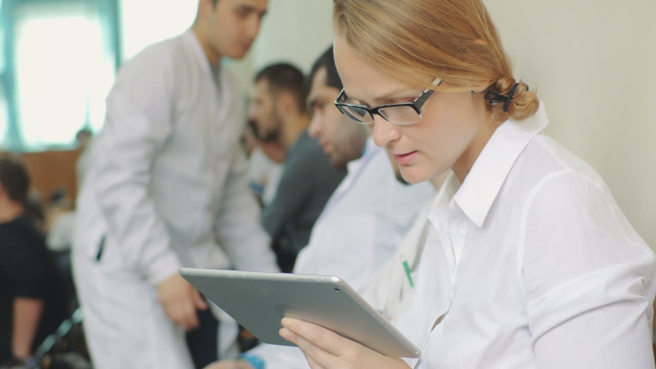 tomar notas en el bloc durante la conferencia médica