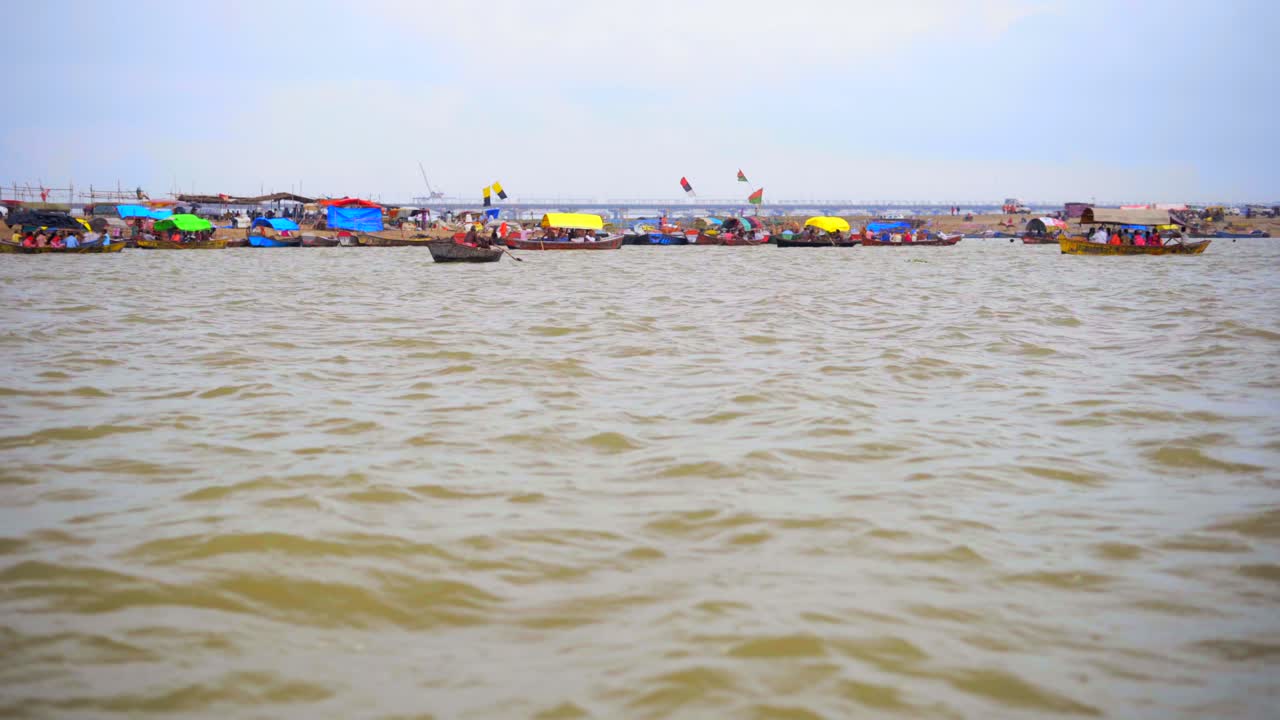 barco flotando en el río vista amplia