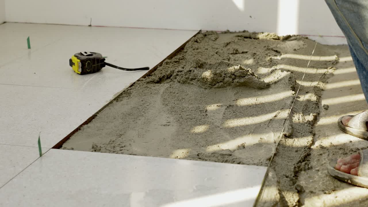 Uma visão detalhada do processo de concretagem em um canteiro de obras, exibindo técnicas especializadas.
