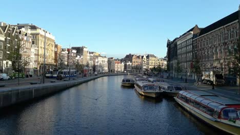 Los-Tranquilos-Canales-De-Amsterdam-En-Una-Mañana-De-Sábado-Muy-Temprano