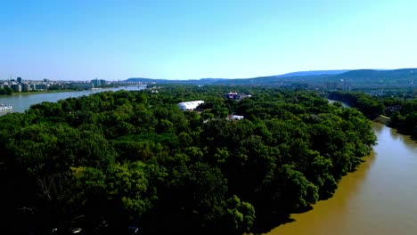 Isla-De-Óbuda-Durante-El-Festival-De-La-Isla-En-Budapest,-Hungría---Toma-Aérea